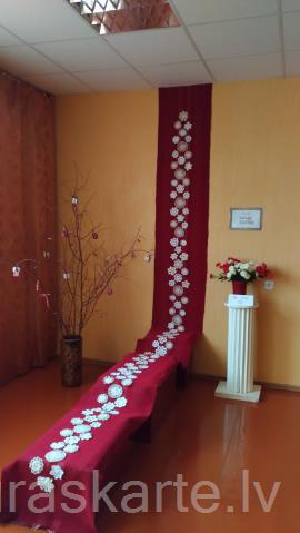 Pašdarināts dekors "Simts baltu ziedu Latvijai!"